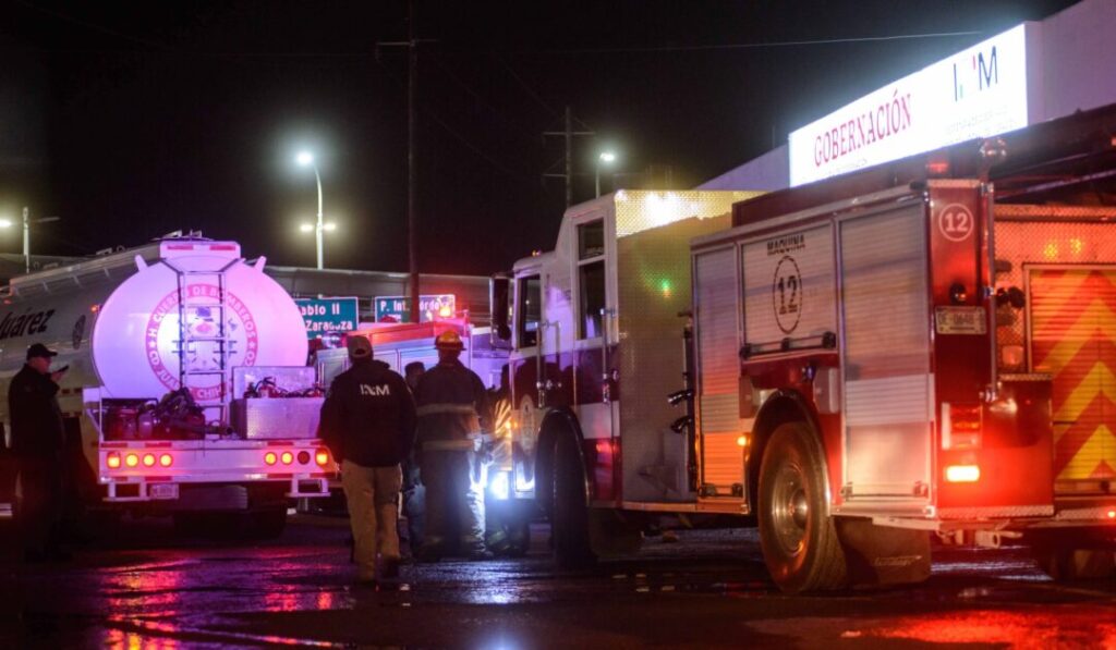 Bomberos en el INM de Ciudad Juárez