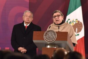La titular de la Comisión Nacional de Búsqueda, Teresa Guadalupe Reyes Sahagún, ha autorizado el cese de decenas de funcionarios del organismo. En la imagen, junto al presidente Andrés Manuel López Obrador en la conferencia mañanera del 27 de diciembre. (Benita Mercado)
